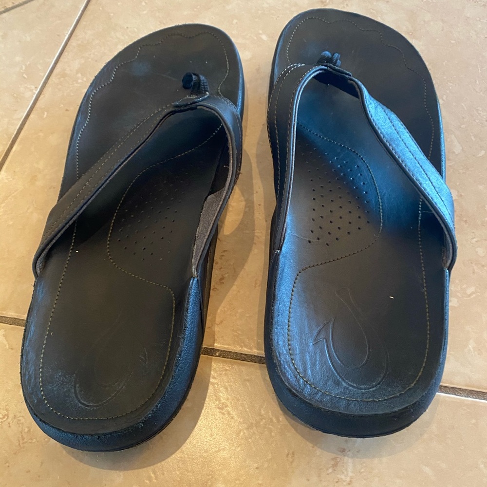 Olukai black leather Sandles